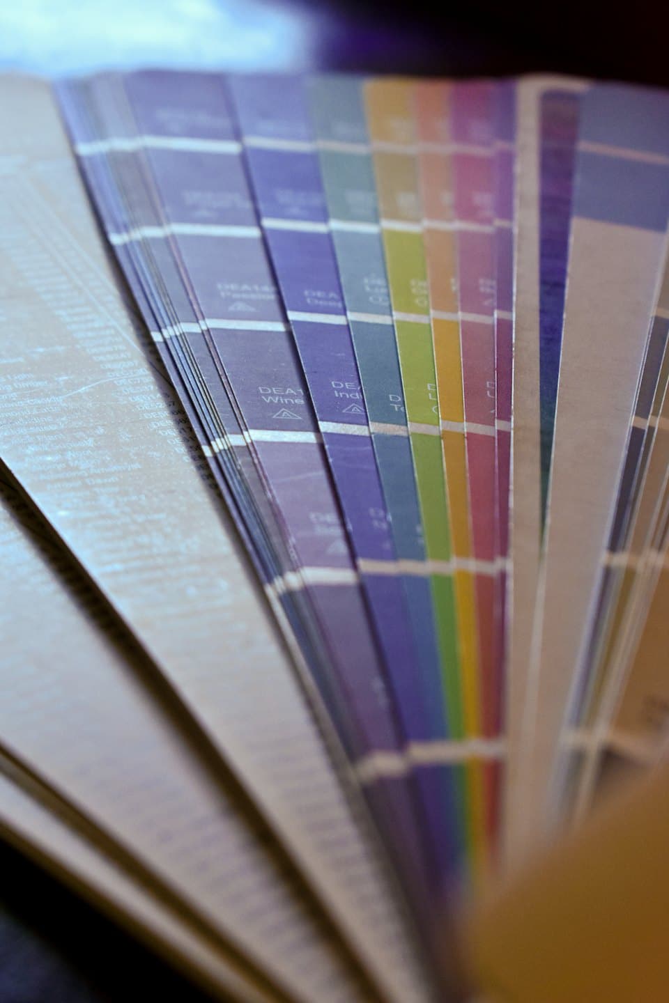 Libro aperto di campioni di colore che mostra uno spettro di tonalità vivaci.